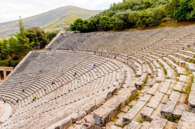 Epidaurus, Yunanistan - 24 Nisan 2016: Epidaurus büyük amfitiyatro, Mora, Yunanistan.Sanctuary Epidaurus de Asclepius. Unesco Dünya Mirası