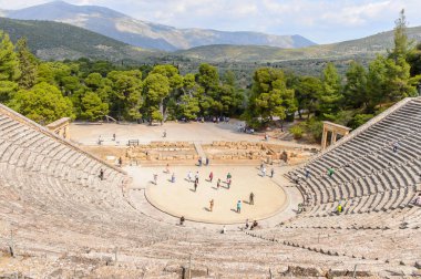 Epidaurus, Yunanistan - 24 Nisan 2016: Epidaurus büyük amfitiyatro, Mora, Yunanistan.Sanctuary Epidaurus de Asclepius. Unesco Dünya Mirası