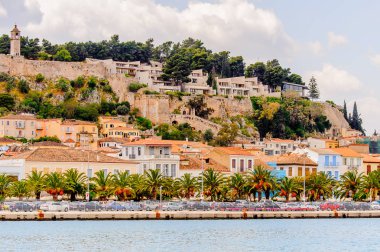 Nafplio, Yunanistan - 24 Nisan 2016: Yunanistan'ın Mora bölgesinde bir liman kenti olan Nafplio'nun mimarisi
