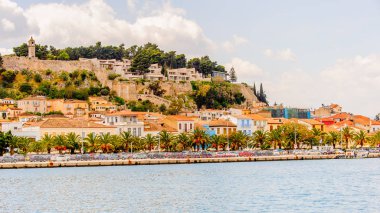 Nafplio, Yunanistan - 24 Nisan 2016: Yunanistan'ın Mora bölgesinde bir liman kenti olan Nafplio'nun mimarisi
