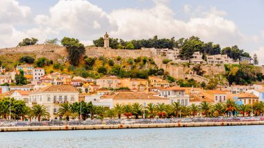 Nafplio, Yunanistan - 24 Nisan 2016: Yunanistan'ın Mora bölgesinde bir liman kenti olan Nafplio'nun mimarisi