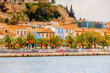 Nafplio, Yunanistan - 24 Nisan 2016: Yunanistan'ın Mora bölgesinde bir liman kenti olan Nafplio'nun mimarisi