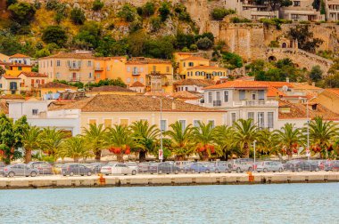 Nafplio, Yunanistan - 24 Nisan 2016: Yunanistan'ın Mora bölgesinde bir liman kenti olan Nafplio'nun mimarisi