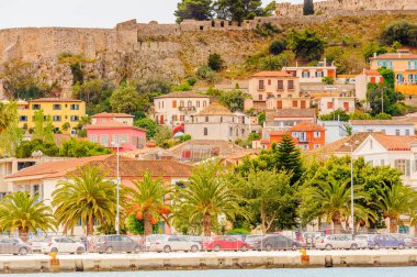 Nafplio, Yunanistan - 24 Nisan 2016: Yunanistan'ın Mora bölgesinde bir liman kenti olan Nafplio'nun mimarisi