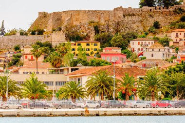 Nafplio, Yunanistan - 24 Nisan 2016: Yunanistan'ın Mora bölgesinde bir liman kenti olan Nafplio'nun mimarisi