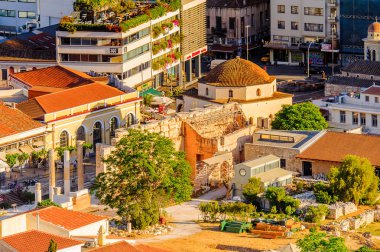 Atina, Yunanistan - 25 Nisan 2016: Atina'nın havadan görünümü, Yunanistan. Atina Yunanistan'ın başkenti ve dünyanın en eski şehirlerinden biridir