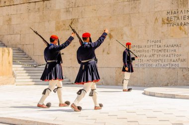 Atina, Yunanistan - 25 Nisan 2016: Atina'daki Sintagma Meydanı'na bakan Yunan Yunan Parlamentosu binası Eski Kraliyet Sarayı'nda nöbet değişimine kimliği belirsiz bir adam katıldı.