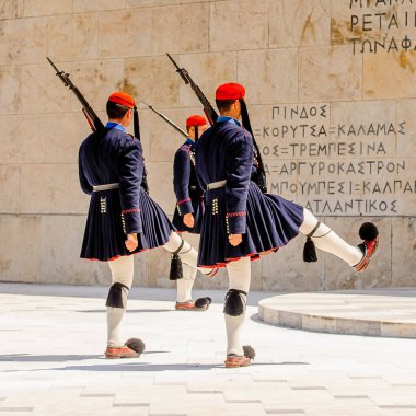 Atina, Yunanistan - 25 Nisan 2016: Atina'daki Sintagma Meydanı'na bakan Yunan Yunan Parlamentosu binası Eski Kraliyet Sarayı'nda nöbet değişimine kimliği belirsiz bir adam katıldı.