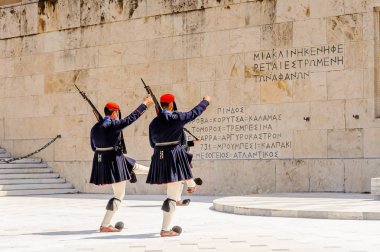 Atina, Yunanistan - 25 Nisan 2016: Atina'daki Sintagma Meydanı'na bakan Yunan Yunan Parlamentosu binası Eski Kraliyet Sarayı'nda nöbet değişimine kimliği belirsiz bir adam katıldı.