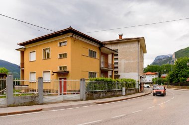 Mezzocorona, İtalya - 2 Mayıs 2016: Mezzocorona,İtalya'nın mimarisi. Kuzey İtalya bölgesinde Trentino-Alto Adige Sudtirol Trentino bir komün