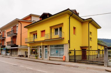 Mezzocorona, İtalya - 2 Mayıs 2016: Mezzocorona,İtalya'nın mimarisi. Kuzey İtalya bölgesinde Trentino-Alto Adige Sudtirol Trentino bir komün