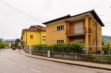 Mezzocorona, İtalya - 2 Mayıs 2016: Mezzocorona,İtalya'nın mimarisi. Kuzey İtalya bölgesinde Trentino-Alto Adige Sudtirol Trentino bir komün