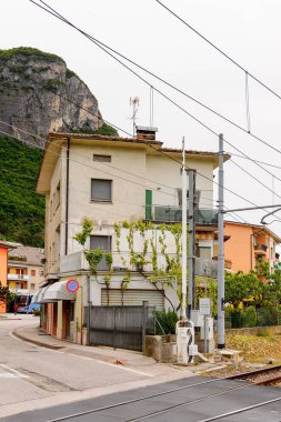 Mezzocorona, İtalya - 2 Mayıs 2016: Dağlar ve Mezzocorona Mimarisi, İtalya. Kuzey İtalya bölgesinde Trentino-Alto Adige Sudtirol Trentino bir komün