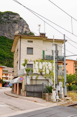 Mezzocorona, İtalya - 2 Mayıs 2016: Dağlar ve Mezzocorona Mimarisi, İtalya. Kuzey İtalya bölgesinde Trentino-Alto Adige Sudtirol Trentino bir komün