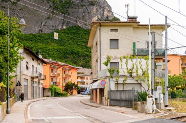 Mezzocorona, İtalya - 2 Mayıs 2016: Dağlar ve Mezzocorona Mimarisi, İtalya. Kuzey İtalya bölgesinde Trentino-Alto Adige Sudtirol Trentino bir komün
