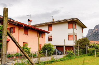 Mezzocorona, İtalya - 2 Mayıs 2016: Mezzocorona,İtalya'nın mimarisi. Kuzey İtalya bölgesinde Trentino-Alto Adige Sudtirol Trentino bir komün