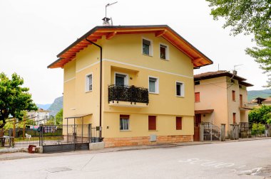 Mezzocorona, İtalya - 2 Mayıs 2016: Mezzocorona,İtalya'nın mimarisi. Kuzey İtalya bölgesinde Trentino-Alto Adige Sudtirol Trentino bir komün