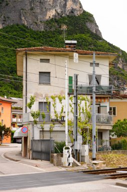 Mezzocorona, İtalya - 2 Mayıs 2016: Mezzocorona, İtalya'da dağın önündeki evler. Kuzey İtalya bölgesinde Trentino-Alto Adige Sudtirol Trentino bir komün