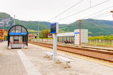 Mezzocorona, İtalya - 2 Mayıs 2016: Mezzocorona, İtalya'daki tren istasyonu. Kuzey İtalya bölgesinde Trentino-Alto Adige Sudtirol Trentino bir komün