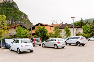 Mezzocorona, İtalya - 2 Mayıs 2016: Mezzocorona,İtalya'nın mimarisi. Kuzey İtalya bölgesinde Trentino-Alto Adige Sudtirol Trentino bir komün