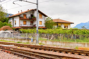 Mezzocorona, İtalya - 2 Mayıs 2016: Mezzocorona, İtalya'daki tren istasyonu. Kuzey İtalya bölgesinde Trentino-Alto Adige Sudtirol Trentino bir komün