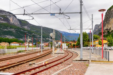 Mezzocorona, İtalya - 2 Mayıs 2016: Mezzocorona, İtalya'daki tren istasyonu. Kuzey İtalya bölgesinde Trentino-Alto Adige Sudtirol Trentino bir komün