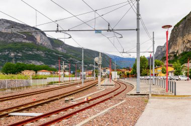 Mezzocorona, İtalya - 2 Mayıs 2016: Mezzocorona, İtalya'daki tren istasyonu. Kuzey İtalya bölgesinde Trentino-Alto Adige Sudtirol Trentino bir komün