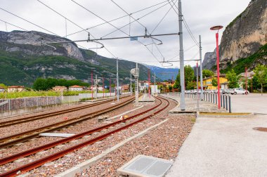 Mezzocorona, İtalya - 2 Mayıs 2016: Mezzocorona, İtalya'daki tren istasyonu. Kuzey İtalya bölgesinde Trentino-Alto Adige Sudtirol Trentino bir komün