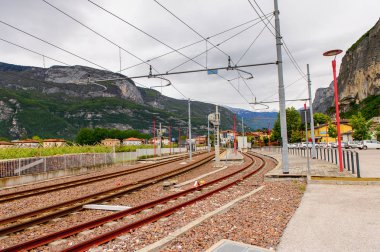 Mezzocorona, İtalya - 2 Mayıs 2016: Mezzocorona, İtalya'daki tren istasyonu. Kuzey İtalya bölgesinde Trentino-Alto Adige Sudtirol Trentino bir komün