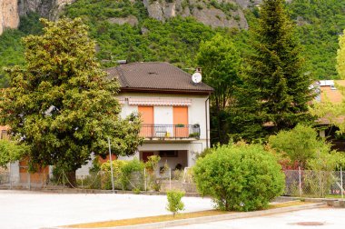 Mezzocorona, İtalya - 2 Mayıs 2016: Mezzocorona,İtalya'nın mimarisi. Kuzey İtalya bölgesinde Trentino-Alto Adige Sudtirol Trentino bir komün