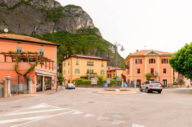 Mezzocorona, İtalya - 2 Mayıs 2016: Mezzocorona, İtalya'da dağın önündeki evler. Kuzey İtalya bölgesinde Trentino-Alto Adige Sudtirol Trentino bir komün