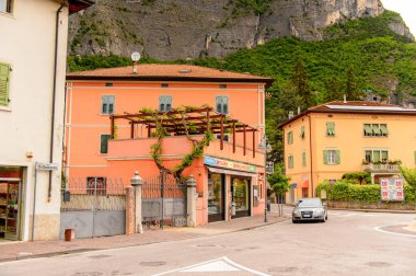 Mezzocorona, İtalya - 2 Mayıs 2016: Mezzocorona,İtalya'nın mimarisi. Kuzey İtalya bölgesinde Trentino-Alto Adige Sudtirol Trentino bir komün