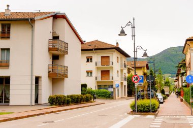 Mezzocorona, İtalya - 2 Mayıs 2016: Mezzocorona,İtalya'nın mimarisi. Kuzey İtalya bölgesinde Trentino-Alto Adige Sudtirol Trentino bir komün