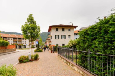 Mezzocorona, İtalya - 2 Mayıs 2016: Mezzocorona,İtalya'nın mimarisi. Kuzey İtalya bölgesinde Trentino-Alto Adige Sudtirol Trentino bir komün