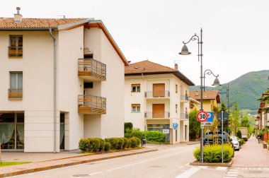 Mezzocorona, İtalya - 2 Mayıs 2016: Mezzocorona,İtalya'nın mimarisi. Kuzey İtalya bölgesinde Trentino-Alto Adige Sudtirol Trentino bir komün