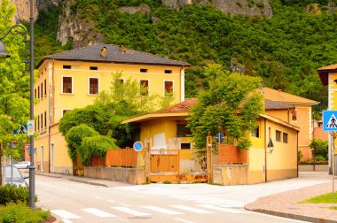 Mezzocorona, İtalya - 2 Mayıs 2016: Mezzocorona,İtalya'nın mimarisi. Kuzey İtalya bölgesinde Trentino-Alto Adige Sudtirol Trentino bir komün