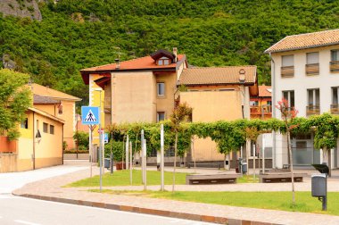 Mezzocorona, İtalya - 2 Mayıs 2016: Mezzocorona,İtalya'nın mimarisi. Kuzey İtalya bölgesinde Trentino-Alto Adige Sudtirol Trentino bir komün