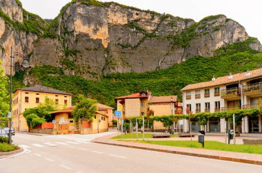 Mezzocorona, İtalya - 2 Mayıs 2016: Mezzocorona,İtalya'nın mimarisi. Kuzey İtalya bölgesinde Trentino-Alto Adige Sudtirol Trentino bir komün