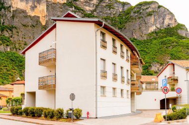 Mezzocorona, İtalya - 2 Mayıs 2016: Mezzocorona,İtalya'nın mimarisi. Kuzey İtalya bölgesinde Trentino-Alto Adige Sudtirol Trentino bir komün