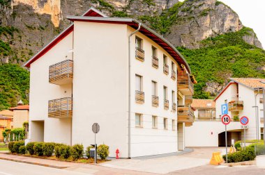 Mezzocorona, İtalya - 2 Mayıs 2016: Mezzocorona,İtalya'nın mimarisi. Kuzey İtalya bölgesinde Trentino-Alto Adige Sudtirol Trentino bir komün