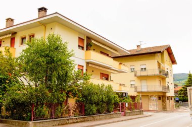 Mezzocorona, İtalya - 2 Mayıs 2016: Mezzocorona,İtalya'nın mimarisi. Kuzey İtalya bölgesinde Trentino-Alto Adige Sudtirol Trentino bir komün