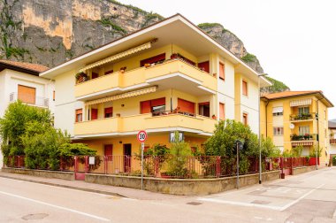 Mezzocorona, İtalya - 2 Mayıs 2016: Mezzocorona,İtalya'nın mimarisi. Kuzey İtalya bölgesinde Trentino-Alto Adige Sudtirol Trentino bir komün