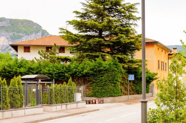 Mezzocorona, İtalya - 2 Mayıs 2016: Mezzocorona,İtalya'nın mimarisi. Kuzey İtalya bölgesinde Trentino-Alto Adige Sudtirol Trentino bir komün