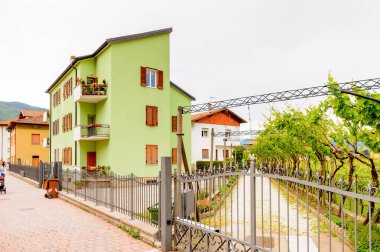 Mezzocorona, İtalya - 2 Mayıs 2016: Mezzocorona,İtalya'nın mimarisi. Kuzey İtalya bölgesinde Trentino-Alto Adige Sudtirol Trentino bir komün