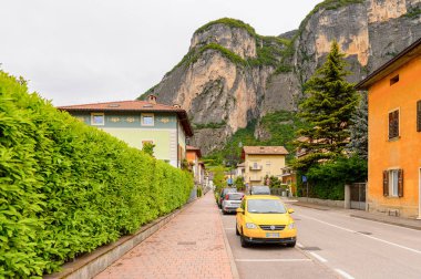 Mezzocorona, İtalya - 2 Mayıs 2016: Mezzocorona,İtalya'nın mimarisi. Kuzey İtalya bölgesinde Trentino-Alto Adige Sudtirol Trentino bir komün