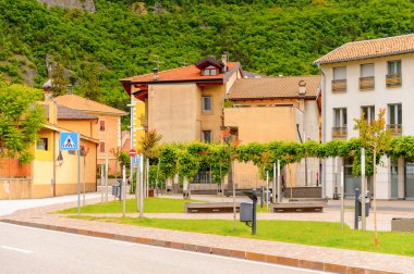 Mezzocorona, İtalya - 2 Mayıs 2016: Mezzocorona,İtalya'nın mimarisi. Kuzey İtalya bölgesinde Trentino-Alto Adige Sudtirol Trentino bir komün