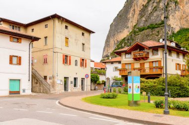 Mezzocorona, İtalya - 2 Mayıs 2016: Mezzocorona,İtalya'nın mimarisi. Kuzey İtalya bölgesinde Trentino-Alto Adige Sudtirol Trentino bir komün