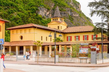 Mezzocorona, İtalya - 2 Mayıs 2016: Mezzocorona, İtalya'da dağın önündeki evler. Kuzey İtalya bölgesinde Trentino-Alto Adige Sudtirol Trentino bir komün