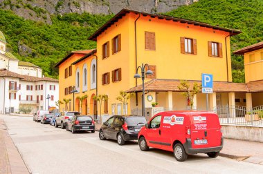 Mezzocorona, İtalya - 2 Mayıs 2016: Mezzocorona, İtalya'da dağın önündeki evler. Kuzey İtalya bölgesinde Trentino-Alto Adige Sudtirol Trentino bir komün