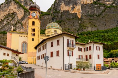 Mezzocorona, İtalya - 2 Mayıs 2016: Mezzocorona, İtalya'da kilise. Kuzey İtalya bölgesinde Trentino-Alto Adige Sudtirol Trentino bir komün
